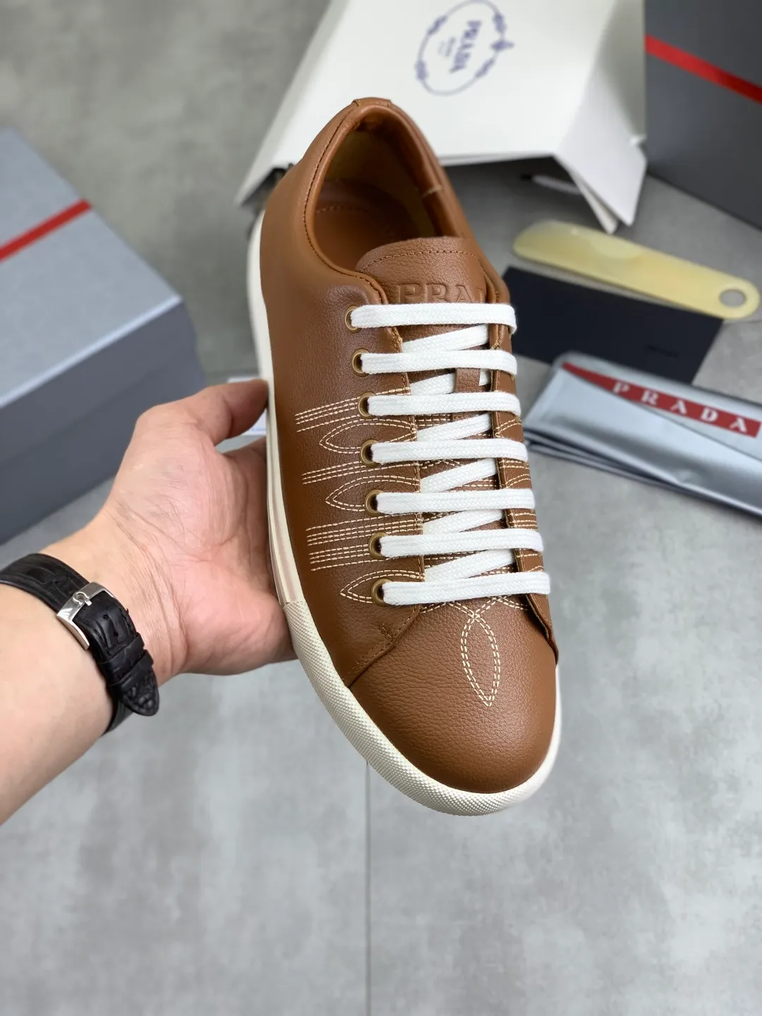 Men's men's shoes P560💰[New model] The latest hot model is on the official website, 🆘 The trendy brand (Prada) mainly promotes the hot model, avant-garde and versatile fashion men's shoes private version mold opening, cowhide surface splicing 1:1.. Fashionable and simple, original imported cowhide lining cowhide feet; the atmosphere and personality are more fashionable, eye-catching and pursuing class. It will subvert the old ideas and be a must-have for fashion trendsetters with you! Must keep it for yourself! Tall and comfortable, large and low, high-end quality workmanship. Code number: 38-44 3️⃣optional.